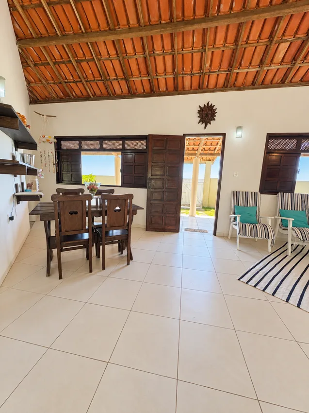 Sala de estar e jantar com portas abertas