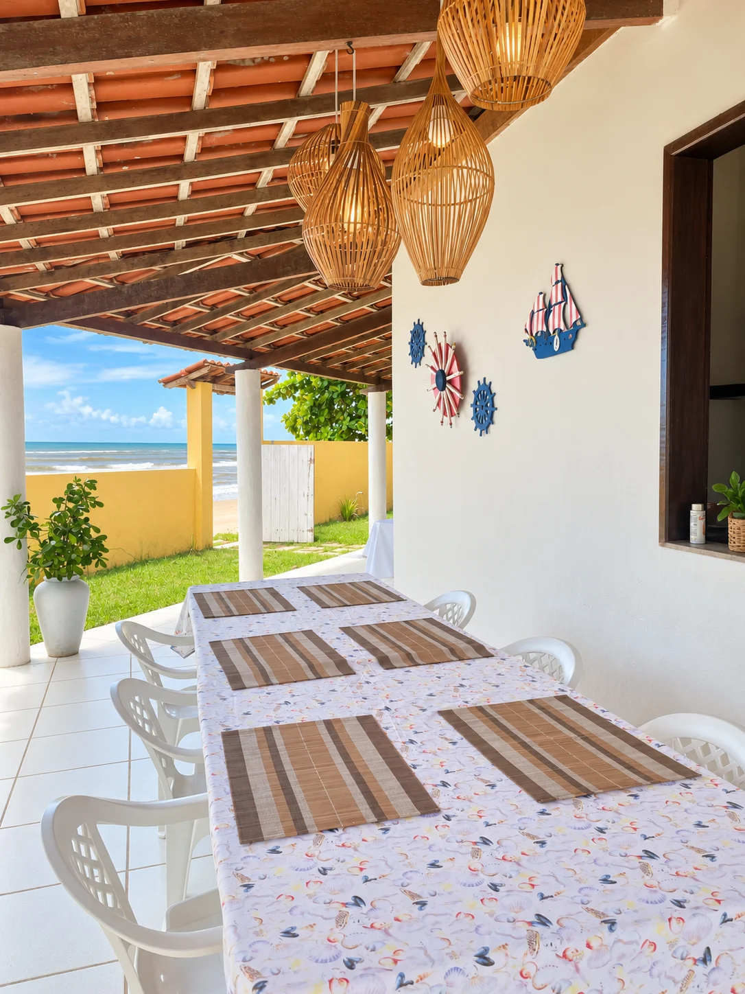 Varanda com mesa para refeições e vista para o mar